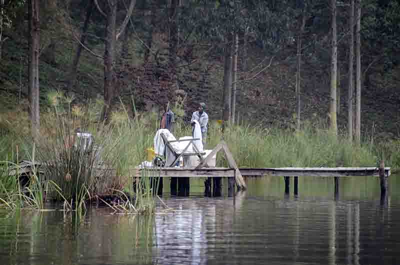 61 - Uganda - lago Bunyonyi - gente trabajando